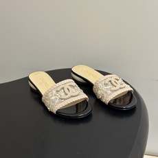 Chanel 小香2026春夏走秀款双C巨型珍珠跟一字拖鞋经典双C扣珍珠水钻高跟/平底凉拖鞋 春夏高光之作将珠宝工艺融于 Chanel 小香2026春夏走秀款双C巨型珍珠跟一字拖鞋经典双C扣珍珠水钻高跟/平底凉拖鞋 春夏高光之作将珠宝工艺融于