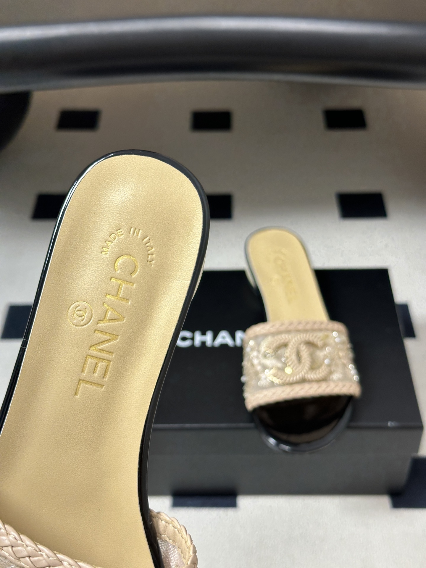 Chanel 小香2026春夏走秀款双C巨型珍珠跟一字拖鞋经典双C扣珍珠水钻高跟/平底凉拖鞋 春夏高光之作将珠宝工艺融于 Chanel 小香2026春夏走秀款双C巨型珍珠跟一字拖鞋经典双C扣珍珠水钻高跟/平底凉拖鞋 春夏高光之作将珠宝工艺融于