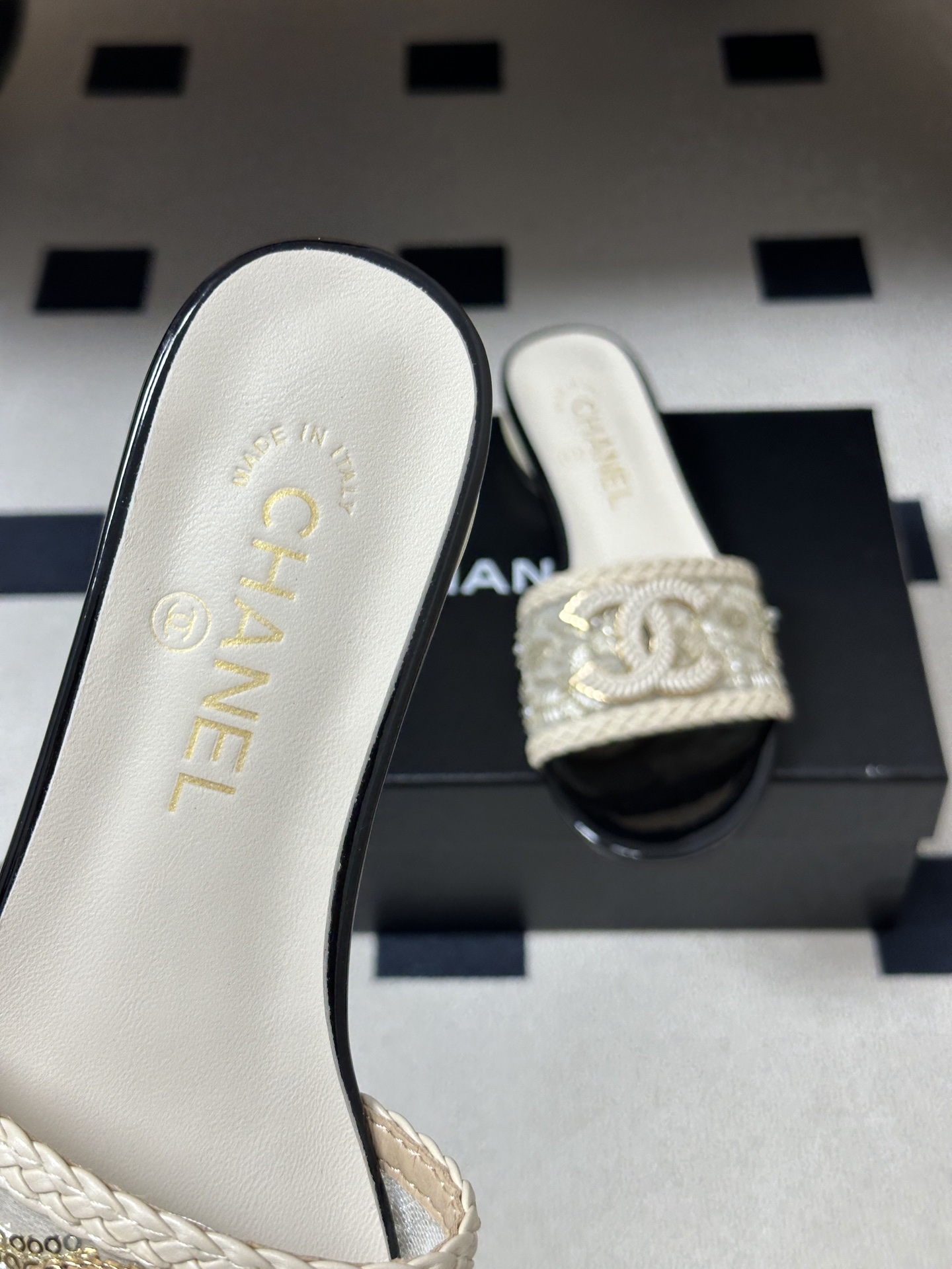 Chanel 小香2026春夏走秀款双C巨型珍珠跟一字拖鞋经典双C扣珍珠水钻高跟/平底凉拖鞋 春夏高光之作将珠宝工艺融于
