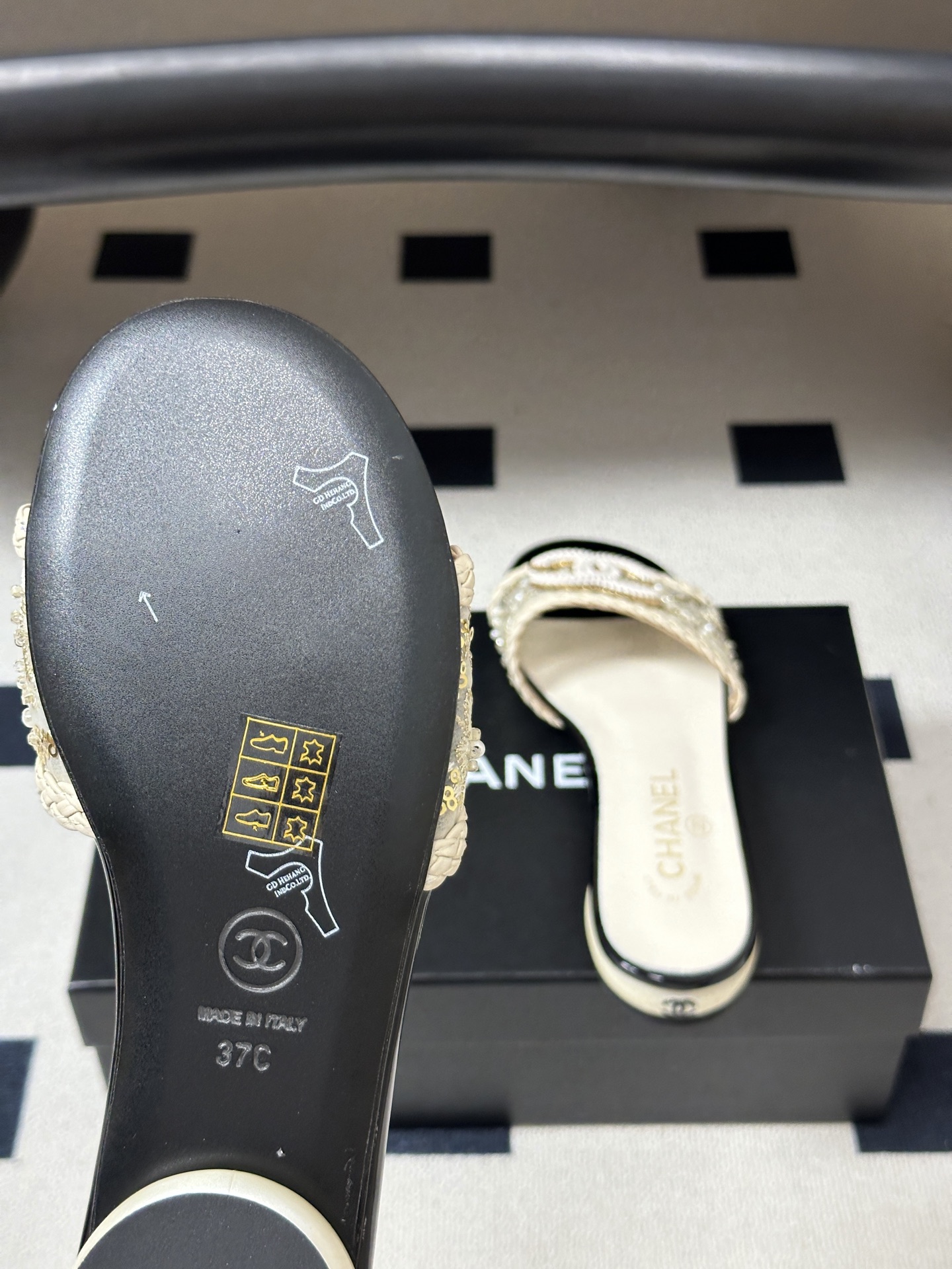 Chanel 小香2026春夏走秀款双C巨型珍珠跟一字拖鞋经典双C扣珍珠水钻高跟/平底凉拖鞋 春夏高光之作将珠宝工艺融于
