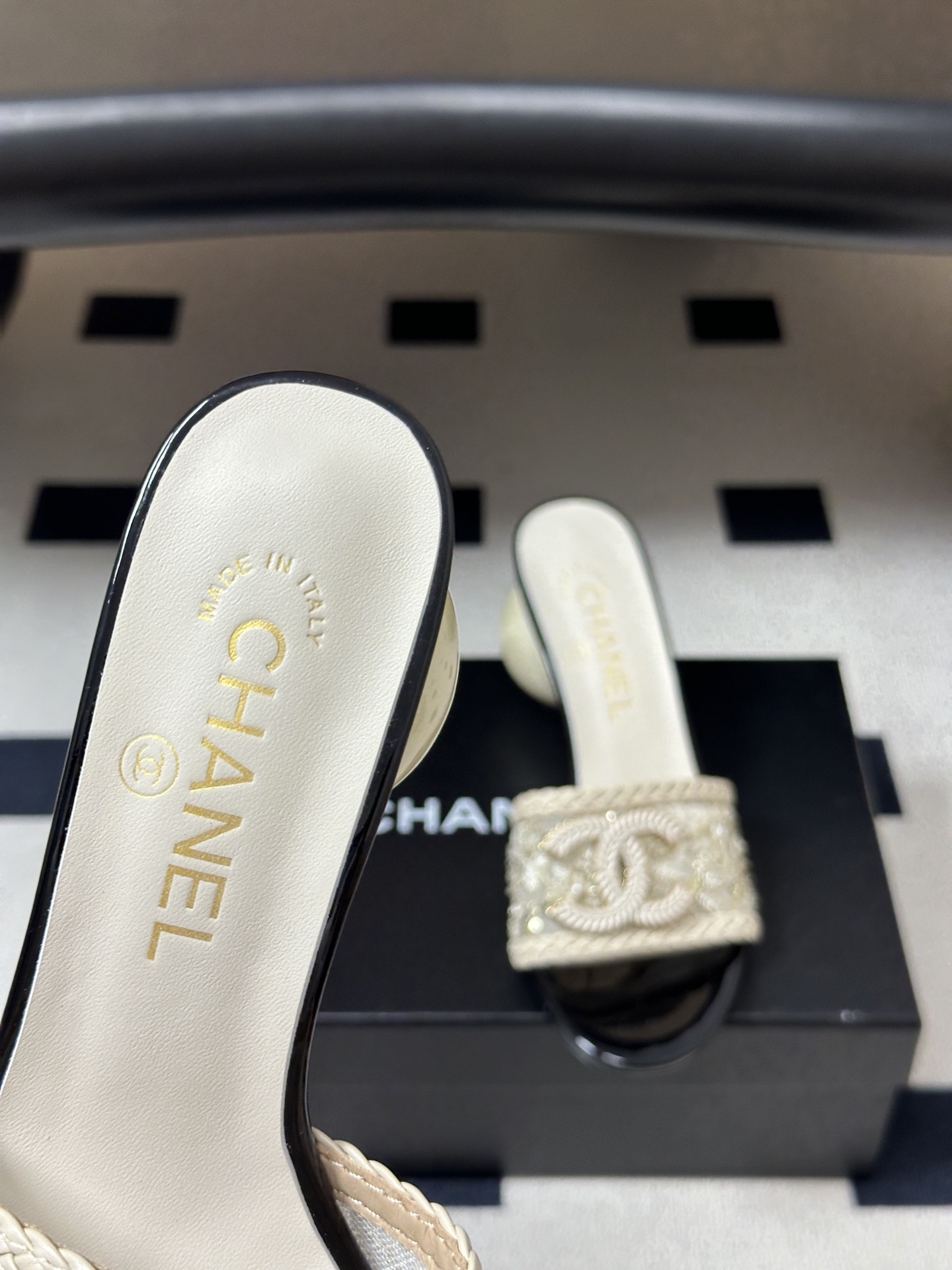 Chanel 小香2026春夏走秀款双C巨型珍珠跟一字拖鞋经典双C扣珍珠水钻高跟/平底凉拖鞋 春夏高光之作将珠宝工艺融于