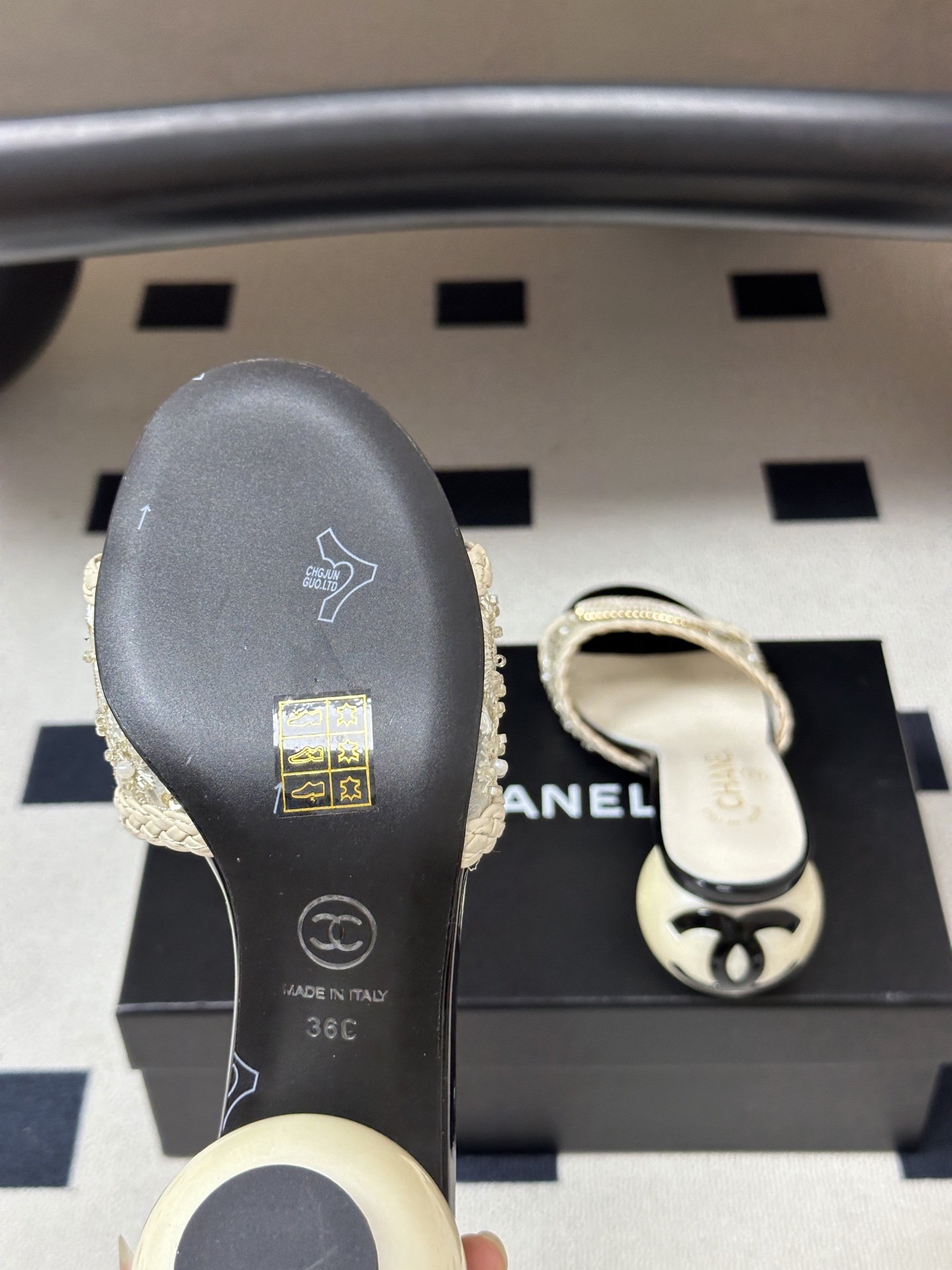 Chanel 小香2026春夏走秀款双C巨型珍珠跟一字拖鞋经典双C扣珍珠水钻高跟/平底凉拖鞋 春夏高光之作将珠宝工艺融于