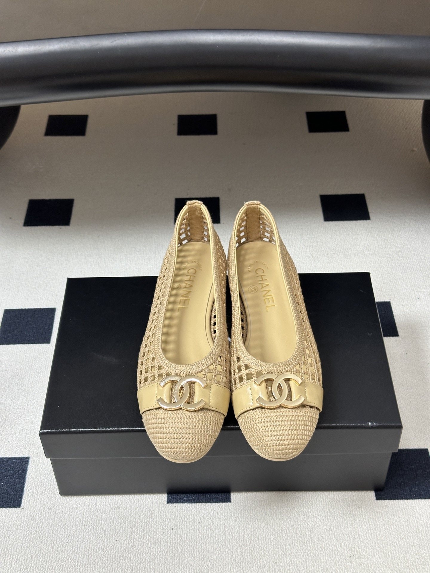 小香Chanel 26C春夏新品 绝美编织芭蕾舞鞋镂空拉菲草双C五金扣平底草编网面单鞋 小香出品尽是精品!编织镂空的设计 小香Chanel 26C春夏新品 绝美编织芭蕾舞鞋镂空拉菲草双C五金扣平底草编网面单鞋 小香出品尽是精品!编织镂空的设计