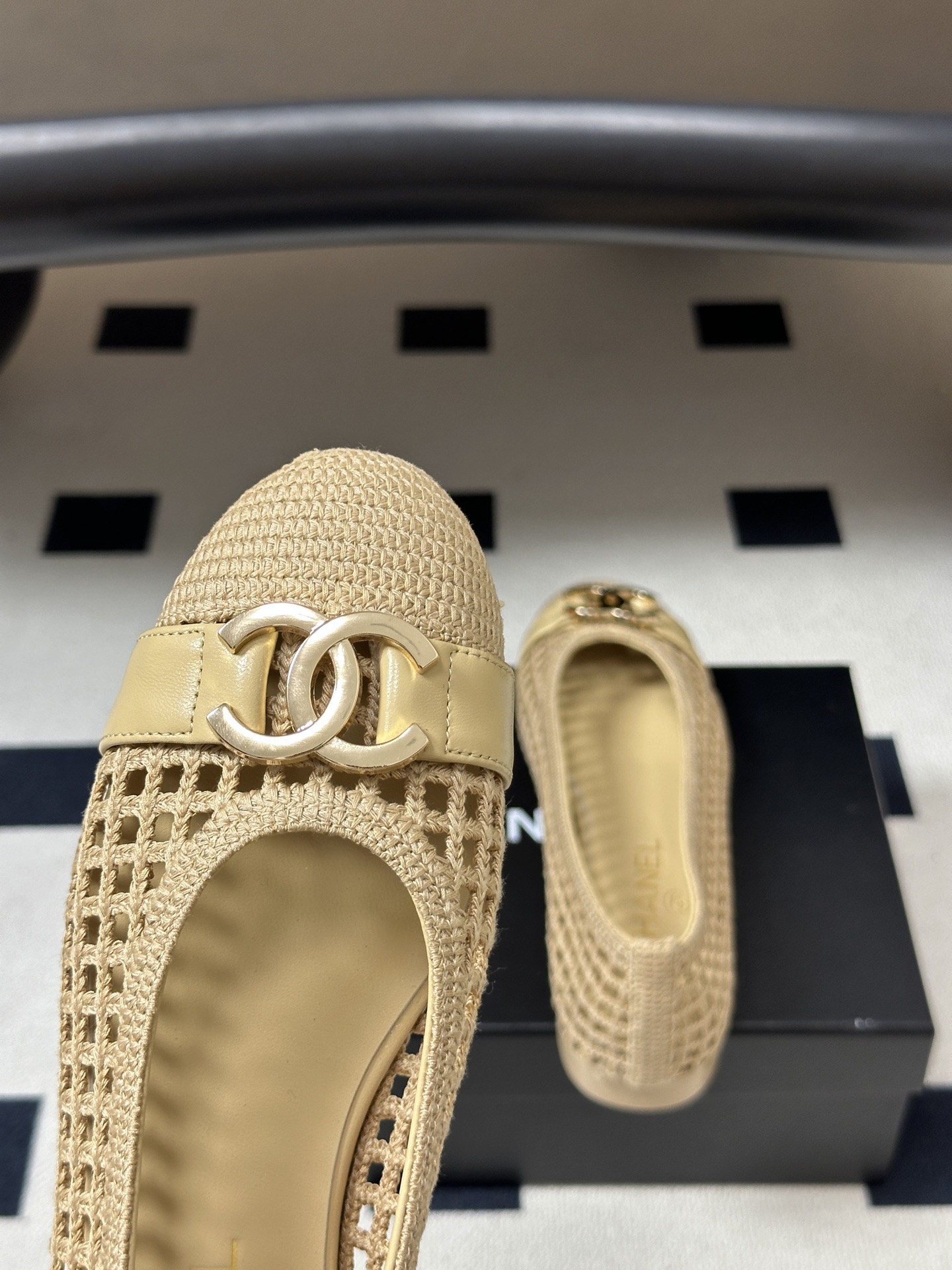 小香Chanel 26C春夏新品 绝美编织芭蕾舞鞋镂空拉菲草双C五金扣平底草编网面单鞋 小香出品尽是精品!编织镂空的设计 小香Chanel 26C春夏新品 绝美编织芭蕾舞鞋镂空拉菲草双C五金扣平底草编网面单鞋 小香出品尽是精品!编织镂空的设计