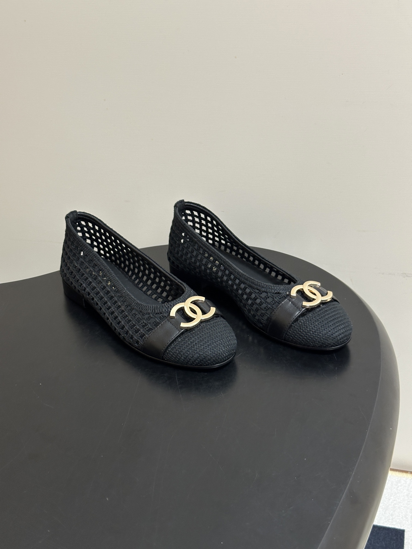 NO:921273,- Xiaoxiang Chanel 26C spring and summer new products, beautiful woven ballet shoes, hollow raffia double C hardware buckle, flat straw mesh shoes, Xiaoxiang's products are all exquisite!  The woven hollow design is full of summer flavor. I can already imagine how beautiful it would be with a shirt and skirt in summer!  !  I finally have a non-leather pair in my ballet shoe closet!  A pair of raffia ballet shoes that you wear with your eyes closed. The shoe shape is simple and practical, but it may become a celebrity style if you are not careful. The upper is custom-made raffia fiber weaving, the foot pads are sheepskin, the sole is Italian genuine leather outsole, the size is 35-39 (34.40.41.42 is customized and non-returnable), single shoes, chanel, espadrilles, skirts, shirts, sheepskin, Leather soles19860909- 小香Chanel 26C春夏新品 绝美编织芭蕾舞鞋镂空拉菲草双C五金扣平底草编网面单鞋 小香出品尽是精品！编织镂空的设计,满满夏日的味道.已经能想象夏天穿着衬衫裙子搭配它有多美了！！芭蕾舞鞋柜里终于有了一双非皮的款式！ 一双闭眼入的拉菲草芭蕾舞鞋,鞋型是简单实穿款,但一不小心也可能变成名媛风. 鞋面定制酒椰纤维编织 垫脚羊皮 鞋底意大利真皮大底 码数35-39（34.40.41.42定做不退换）,单鞋,chanel,espadrilles,skirts,shirts,sheepskin,Leather soles,Women's Shoes