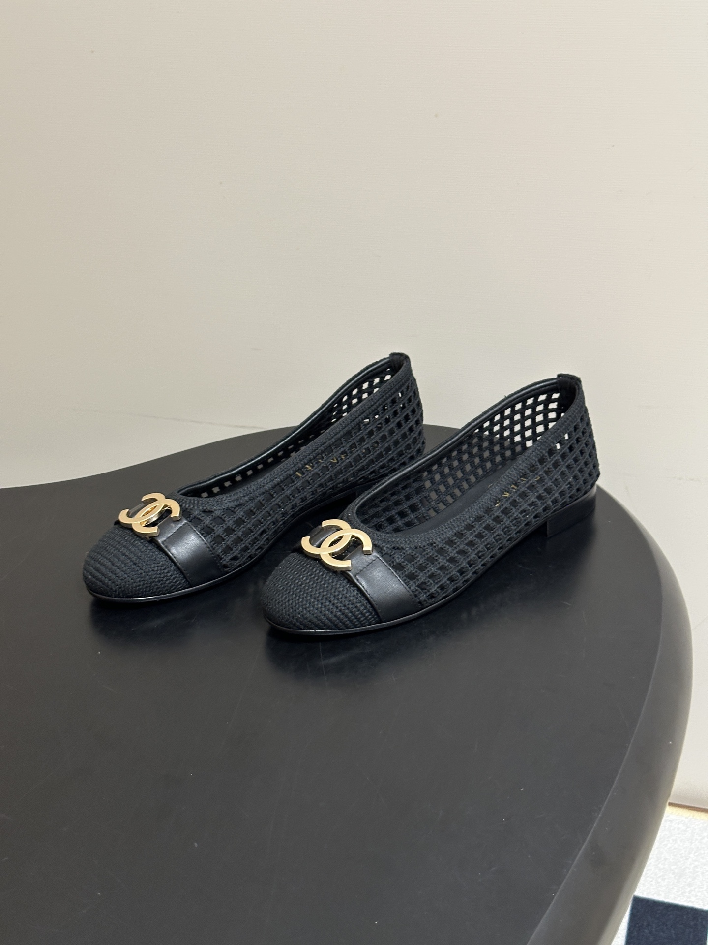 小香Chanel 26C春夏新品 绝美编织芭蕾舞鞋镂空拉菲草双C五金扣平底草编网面单鞋 小香出品尽是精品!编织镂空的设计 小香Chanel 26C春夏新品 绝美编织芭蕾舞鞋镂空拉菲草双C五金扣平底草编网面单鞋 小香出品尽是精品!编织镂空的设计