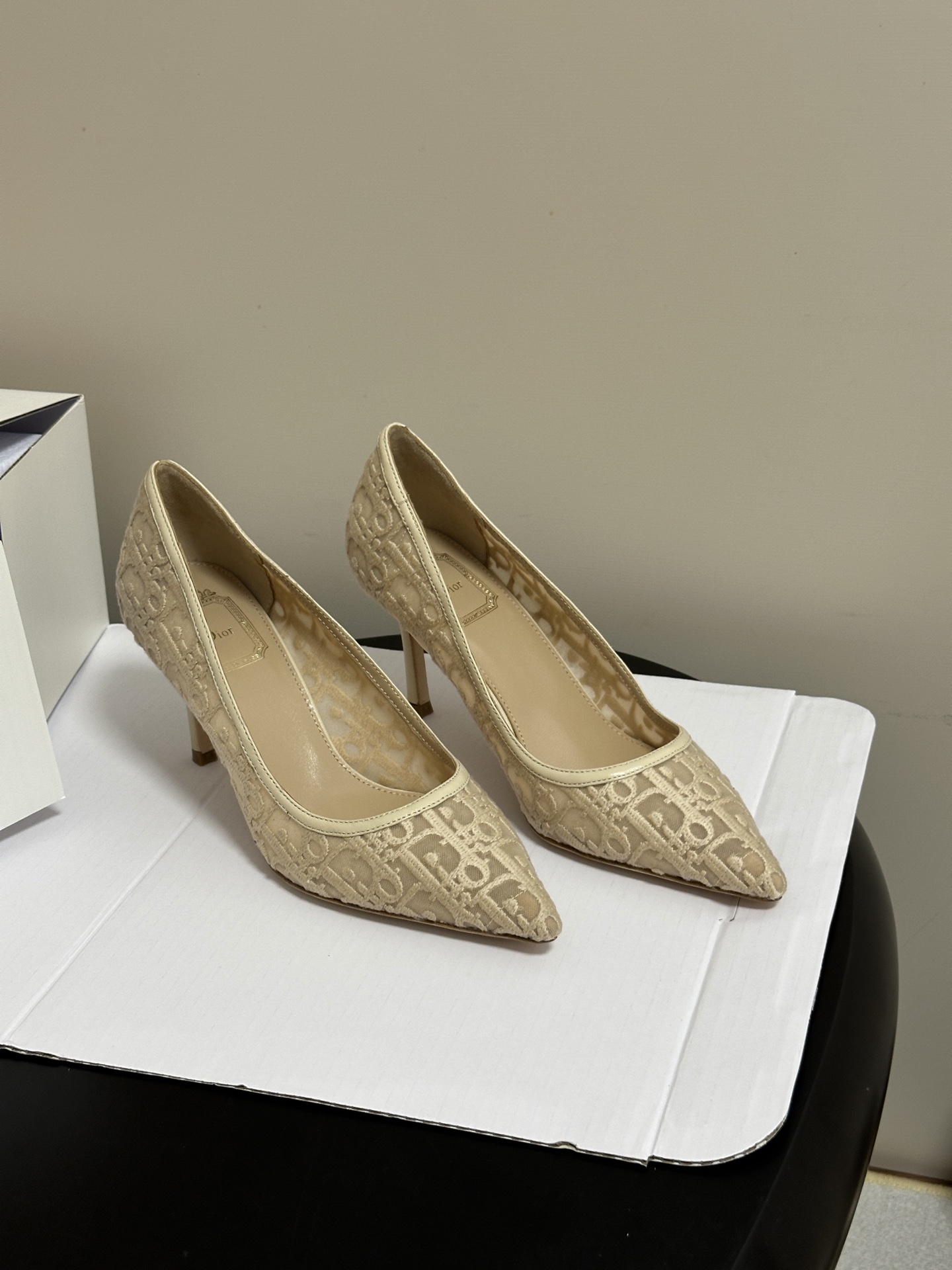 NO:921269,-Top quality (with high-end airplane case) 26ss spring and summer new Dior Adiorable ballet shoes mesh high heels classic CD letter embroidered mesh pointed toe high heels This Adiorable high heels are a fashionable and elegant item. The mesh upper is decorated with black Oblique print. The pointed toe design complements the 8 cm heel, which can add elegance to various styles this season. The upper is custom-made with electric embroidery and high-temperature water-soluble cotton technical fabric. The inner padding sheepskin  Sole Italian A-grade genuine leather outsole, high heels, flat sole/8cm, size 35-39 (40.41.42 custom-made, non-refundable), single shoes, dior, dior, high heels, sheepskin, Leather soles19860909-顶级品质（配高档飞机盒） 26ss春夏新款Dior 迪奥Adiorable 芭蕾鞋网纱高跟鞋经典 CD 字母刺绣网面尖头高跟鞋 这款Adiorable高跟鞋是一款时尚高雅的单品.网面鞋面饰以黑色Oblique印花.尖头设计与8厘米鞋跟相得益彰,可为本季的各式造型增添高雅风范. 鞋面定制电绣高温水溶棉质科技面料 内里垫脚羊皮 鞋底意大利A级真皮大底 跟高平底/8cm 码数35-39（40.41.42定做不退换）,单鞋,dior,dior,high heels,sheepskin,Leather soles,Women's Shoes