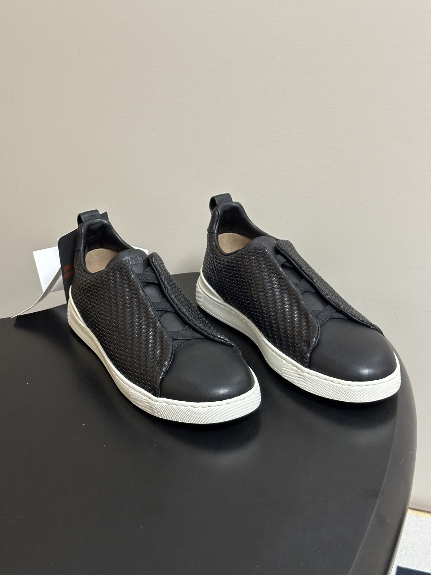 NO:924266,- Top quality Zegna Triple Stitch sneakers TS-SECONDSKIN Luxury business casual men's shoes, the latest woven leather, this Nero Oasi Triple  StitchTMSECONDSKIN luxury casual shoes are made of selected calfskin, giving them a more flexible feel than ever before. Zegna's iconic triple cross elasticated details ensure easy putting on and taking off, and are reminiscent of the traditional hand-sewn craftsmanship of the brand's tailoring jackets, paying tribute to Zegna's exquisite craftsmanship heritage. Made of particularly soft and lightweight uppers, with white rubber soles. Triple StitchTMSECONDSKIN luxury casual shoes embody more than a century of exquisite craftsmanship, intellectual inheritance and persistent pursuit of innovation.  Custom woven cowhide for the upper, sheepskin lining for the feet, molded rubber outsole for the sole, size 39-45 (46.47 custom made, non-returnable), casual shoes/sports shoes, zegna, sneakers, jackets & coats, cowhide, sheepskin19860909-顶级品质 Zegna杰尼亚 Triple Stitch运动鞋TS-SECONDSKIN 奢华商务休闲男鞋最新编织皮面 这款Nero Oasi Triple StitchTMSECONDSKIN奢华休闲鞋以精选小牛皮制成,赋予其更胜以往的灵便之感.杰尼亚标志性三重交叉松紧细节确保穿脱灵便,同时令人联想到品牌精裁夹克的传统手工缝制工艺,致敬杰尼亚的精湛工艺传承.采用尤为柔软的轻盈鞋面,配以白色橡胶鞋底.Triple StitchTMSECONDSKIN奢华休闲鞋凝聚超过百年的精湛工艺,智慧传承以及对创新的执着追求. 鞋面定制编织牛皮 内里垫脚羊皮 鞋底开模橡胶大底 码数39-45（46.47定做不退换）,休闲鞋/运动鞋,zegna,sneakers,jackets & coats,cowhide,sheepskin,Women's Shoes