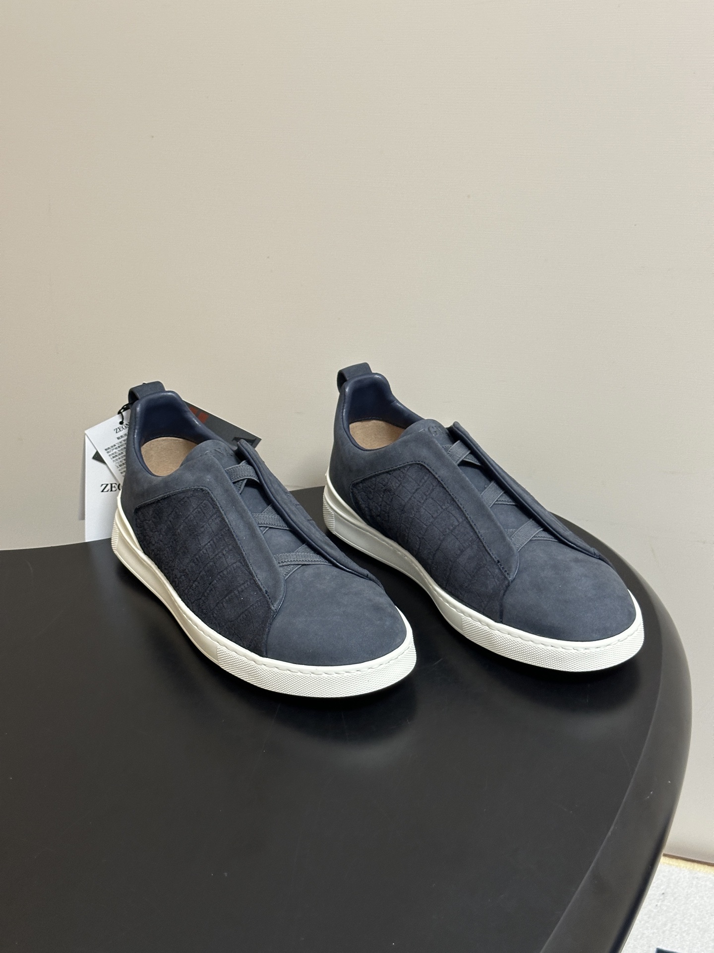 NO:924270,- Top quality Zegna Triple Stitch sneakers TS-SECONDSKIN Luxury business casual men's shoes, the latest embossed suede, this Nero Oasi Triple  StitchTMSECONDSKIN luxury casual shoes are made of selected calfskin, giving them a more flexible feel than ever before. Zegna's iconic triple cross elasticated details ensure easy putting on and taking off, and are reminiscent of the traditional hand-sewn craftsmanship of the brand's tailoring jackets, paying tribute to Zegna's exquisite craftsmanship heritage. Made of particularly soft and lightweight uppers, with white rubber soles. Triple StitchTMSECONDSKIN luxury casual shoes embody more than a century of exquisite craftsmanship, intellectual inheritance and persistent pursuit of innovation.  Customized embossed nubuck leather upper, sheepskin lining, molded rubber outsole, size 39-45 (46.47 custom made, non-returnable), casual shoes/sneakers, zegna, sneakers, jackets & coats, cowhide, sheepskin, chamois leather19860909-顶级品质 Zegna杰尼亚 Triple Stitch运动鞋TS-SECONDSKIN 奢华商务休闲男鞋最新压纹麂皮绒面 这款Nero Oasi Triple StitchTMSECONDSKIN奢华休闲鞋以精选小牛皮制成,赋予其更胜以往的灵便之感.杰尼亚标志性三重交叉松紧细节确保穿脱灵便,同时令人联想到品牌精裁夹克的传统手工缝制工艺,致敬杰尼亚的精湛工艺传承.采用尤为柔软的轻盈鞋面,配以白色橡胶鞋底.Triple StitchTMSECONDSKIN奢华休闲鞋凝聚超过百年的精湛工艺,智慧传承以及对创新的执着追求. 鞋面定制压纹牛磨砂皮 内里垫脚羊皮 鞋底开模橡胶大底 码数39-45（46.47定做不退换）,休闲鞋/运动鞋,zegna,sneakers,jackets & coats,cowhide,sheepskin,chamois leather,Women's Shoes