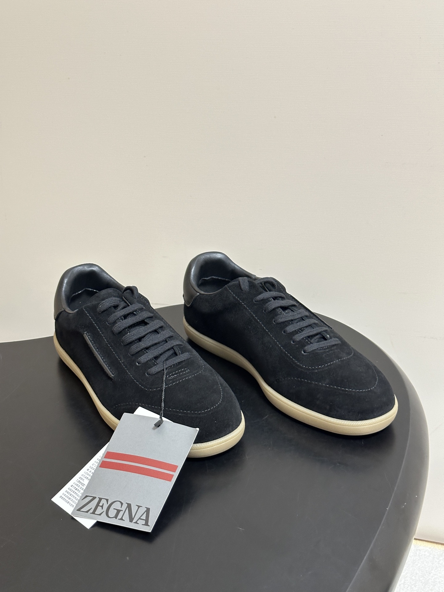 NO:924274,-Top quality Zegna Zegna 2026 latest model 232 sneakers, old money style lace-up casual shoes, suede casual sneakers, moral training shoes. These 232 sneakers are made of cow split leather. The deconstructed upper has both a modern and retro flavor, sublimating Zegna's exquisite footwear heritage with an innovative spirit. The natural rubber sole has excellent traction and is equipped with a custom-designed insole.  This sneaker is named after Route 232 in Oasi Zegna, highlighting the brand's flexible spirit of keeping pace with the times. The sole is light and flexible, with excellent traction, and the newly reinterpreted sole pattern subtly pays tribute to the early style of Route 232. The iconic tonal stitching complements the brand logo on the side, interpreting the Zegna brand heritage with a unique symbolic aesthetic. Customized cow nubuck leather on the upper, cow leather on the lining, and molded rubber outsole  Size 39-45 (46.47 customized, non-returnable), casual shoes/sports shoes, zegna, sneakers, cowhide, chamois leather19860909-顶级品质 Zegna杰尼亚 2026最新款 232 运动鞋老钱风系带休闲鞋麂皮绒面休闲运动鞋德训鞋 这款232运动鞋采用牛剖层革制成,解构鞋面兼具现代与复古气息,以创新精神升华杰尼亚精致鞋履传承.天然橡胶鞋底抓地力出众,配以定制设计的鞋垫. 这款运动鞋以杰尼亚绿洲(OasiZegna)232号公路命名,彰显品牌与时俱进的灵活精神.鞋底轻盈灵活,抓地力出色,焕新演绎的鞋底花纹巧妙致敬232号公路的早期风貌.标志性同色调缝线与侧面的品牌标识相得益彰,以独树一帜的象征美学诠释杰尼亚品牌传承. 鞋面定制牛磨砂皮 内里垫脚牛皮 鞋底开模橡胶大底 码数39-45（46.47定做不退换）,休闲鞋/运动鞋,zegna,sneakers,cowhide,chamois leather,Women's Shoes