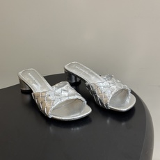 顶级品质 BOTTEGA VENETA 葆蝶家 2026夏季新款 BV Livia穆勒编织凉拖鞋鱼嘴小矮跟凉拖鞋 经典I 顶级品质 BOTTEGA VENETA 葆蝶家 2026夏季新款 BV Livia穆勒编织凉拖鞋鱼嘴小矮跟凉拖鞋 经典I