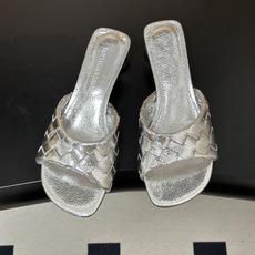 顶级品质 BOTTEGA VENETA 葆蝶家 2026夏季新款 BV Livia穆勒编织凉拖鞋鱼嘴小矮跟凉拖鞋 经典I 顶级品质 BOTTEGA VENETA 葆蝶家 2026夏季新款 BV Livia穆勒编织凉拖鞋鱼嘴小矮跟凉拖鞋 经典I