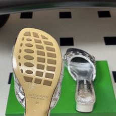 顶级品质 BOTTEGA VENETA 葆蝶家 2026夏季新款 BV Livia穆勒编织凉拖鞋鱼嘴小矮跟凉拖鞋 经典I 顶级品质 BOTTEGA VENETA 葆蝶家 2026夏季新款 BV Livia穆勒编织凉拖鞋鱼嘴小矮跟凉拖鞋 经典I