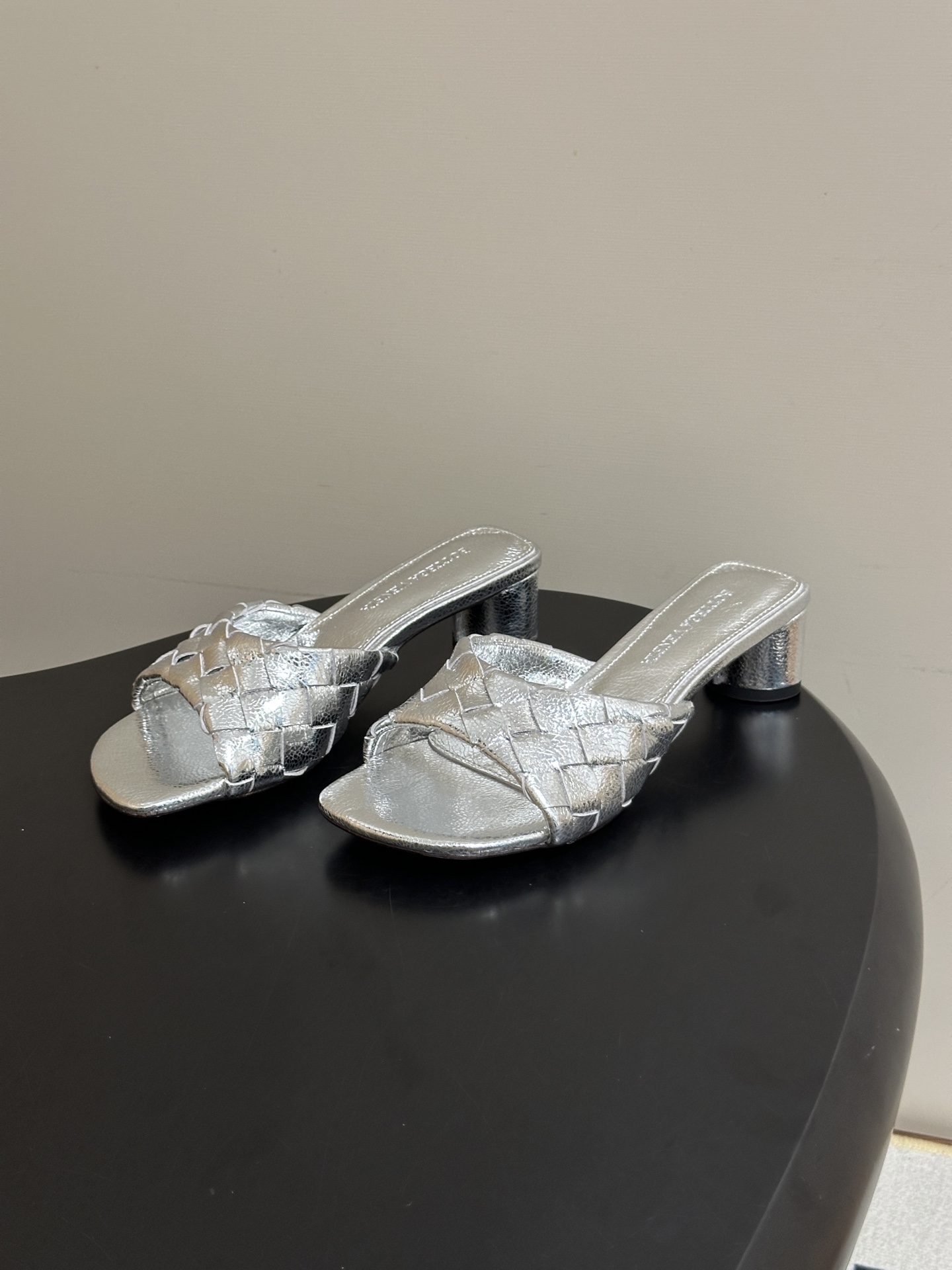 顶级品质 BOTTEGA VENETA 葆蝶家 2026夏季新款 BV Livia穆勒编织凉拖鞋鱼嘴小矮跟凉拖鞋 经典I 顶级品质 BOTTEGA VENETA 葆蝶家 2026夏季新款 BV Livia穆勒编织凉拖鞋鱼嘴小矮跟凉拖鞋 经典I