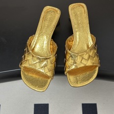 顶级品质 BOTTEGA VENETA 葆蝶家 2026夏季新款 BV Livia穆勒编织凉拖鞋鱼嘴小矮跟凉拖鞋 经典I 顶级品质 BOTTEGA VENETA 葆蝶家 2026夏季新款 BV Livia穆勒编织凉拖鞋鱼嘴小矮跟凉拖鞋 经典I