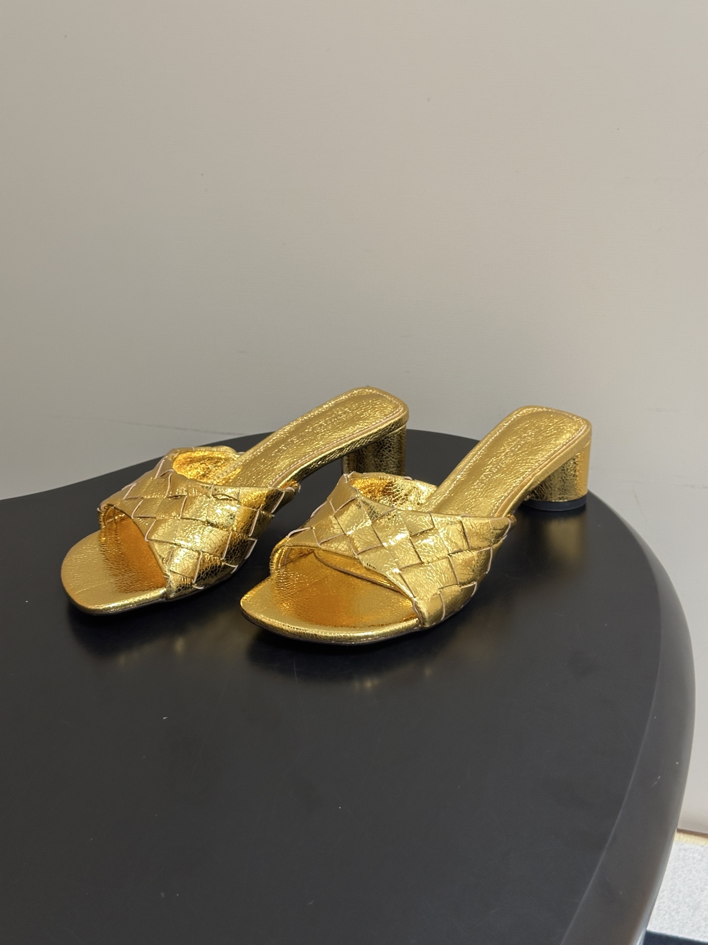 顶级品质 BOTTEGA VENETA 葆蝶家 2026夏季新款 BV Livia穆勒编织凉拖鞋鱼嘴小矮跟凉拖鞋 经典I 顶级品质 BOTTEGA VENETA 葆蝶家 2026夏季新款 BV Livia穆勒编织凉拖鞋鱼嘴小矮跟凉拖鞋 经典I