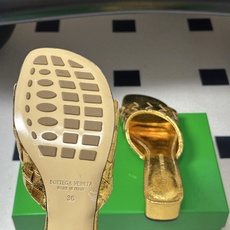 顶级品质 BOTTEGA VENETA 葆蝶家 2026夏季新款 BV Livia穆勒编织凉拖鞋鱼嘴小矮跟凉拖鞋 经典I 顶级品质 BOTTEGA VENETA 葆蝶家 2026夏季新款 BV Livia穆勒编织凉拖鞋鱼嘴小矮跟凉拖鞋 经典I