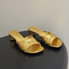 顶级品质 BOTTEGA VENETA 葆蝶家 2026夏季新款 BV Livia穆勒编织凉拖鞋鱼嘴小矮跟凉拖鞋 经典I 顶级品质 BOTTEGA VENETA 葆蝶家 2026夏季新款 BV Livia穆勒编织凉拖鞋鱼嘴小矮跟凉拖鞋 经典I