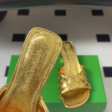 顶级品质 BOTTEGA VENETA 葆蝶家 2026夏季新款 BV Livia穆勒编织凉拖鞋鱼嘴小矮跟凉拖鞋 经典I 顶级品质 BOTTEGA VENETA 葆蝶家 2026夏季新款 BV Livia穆勒编织凉拖鞋鱼嘴小矮跟凉拖鞋 经典I