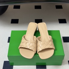 顶级品质 BOTTEGA VENETA 葆蝶家 2026夏季新款 BV Livia穆勒编织凉拖鞋鱼嘴小矮跟凉拖鞋 经典I 顶级品质 BOTTEGA VENETA 葆蝶家 2026夏季新款 BV Livia穆勒编织凉拖鞋鱼嘴小矮跟凉拖鞋 经典I