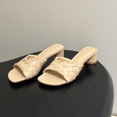 顶级品质 BOTTEGA VENETA 葆蝶家 2026夏季新款 BV Livia穆勒编织凉拖鞋鱼嘴小矮跟凉拖鞋 经典I 顶级品质 BOTTEGA VENETA 葆蝶家 2026夏季新款 BV Livia穆勒编织凉拖鞋鱼嘴小矮跟凉拖鞋 经典I
