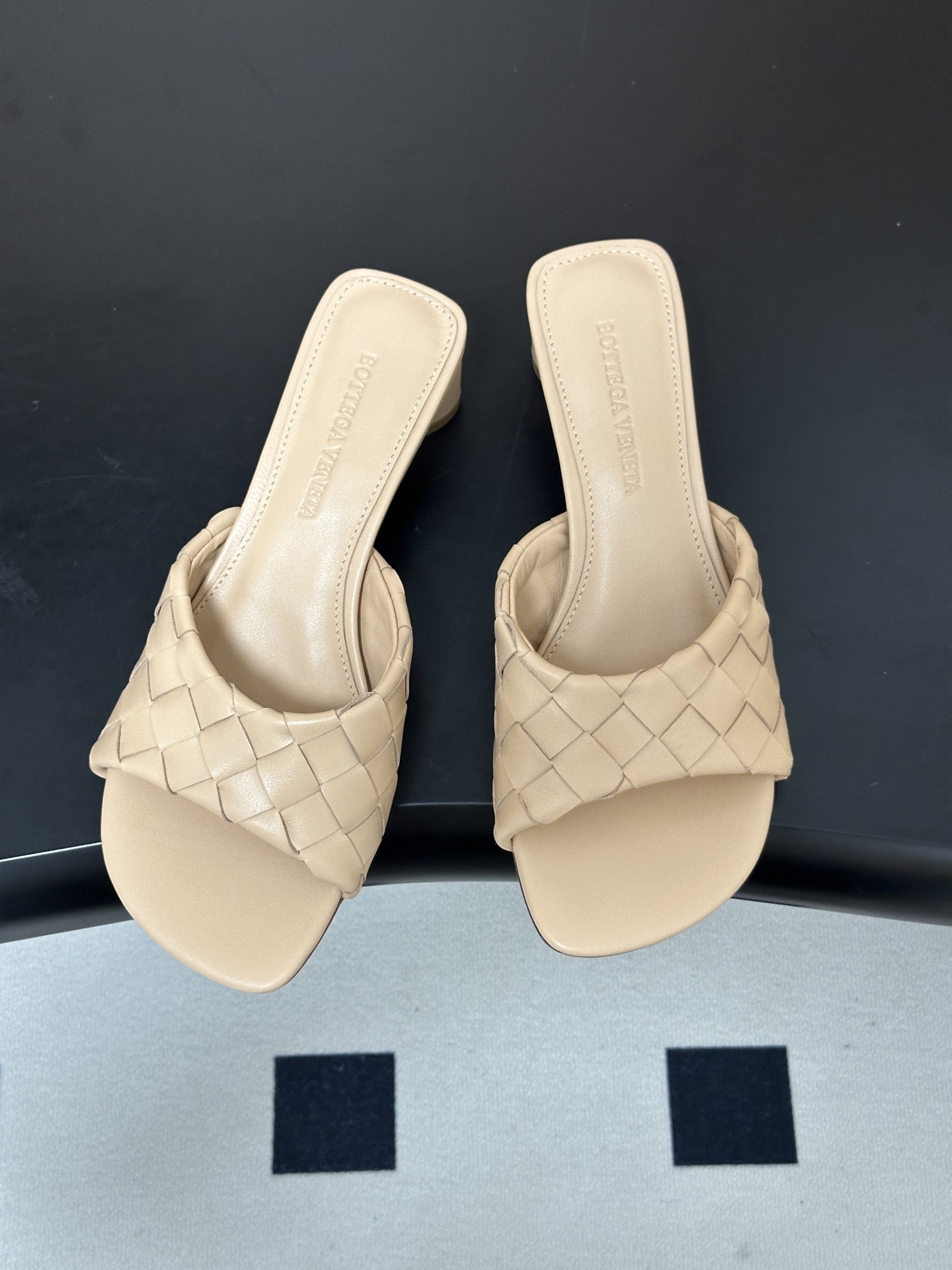 顶级品质 BOTTEGA VENETA 葆蝶家 2026夏季新款 BV Livia穆勒编织凉拖鞋鱼嘴小矮跟凉拖鞋 经典I 顶级品质 BOTTEGA VENETA 葆蝶家 2026夏季新款 BV Livia穆勒编织凉拖鞋鱼嘴小矮跟凉拖鞋 经典I