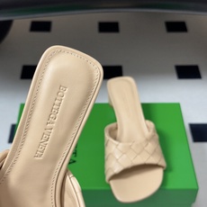 顶级品质 BOTTEGA VENETA 葆蝶家 2026夏季新款 BV Livia穆勒编织凉拖鞋鱼嘴小矮跟凉拖鞋 经典I 顶级品质 BOTTEGA VENETA 葆蝶家 2026夏季新款 BV Livia穆勒编织凉拖鞋鱼嘴小矮跟凉拖鞋 经典I