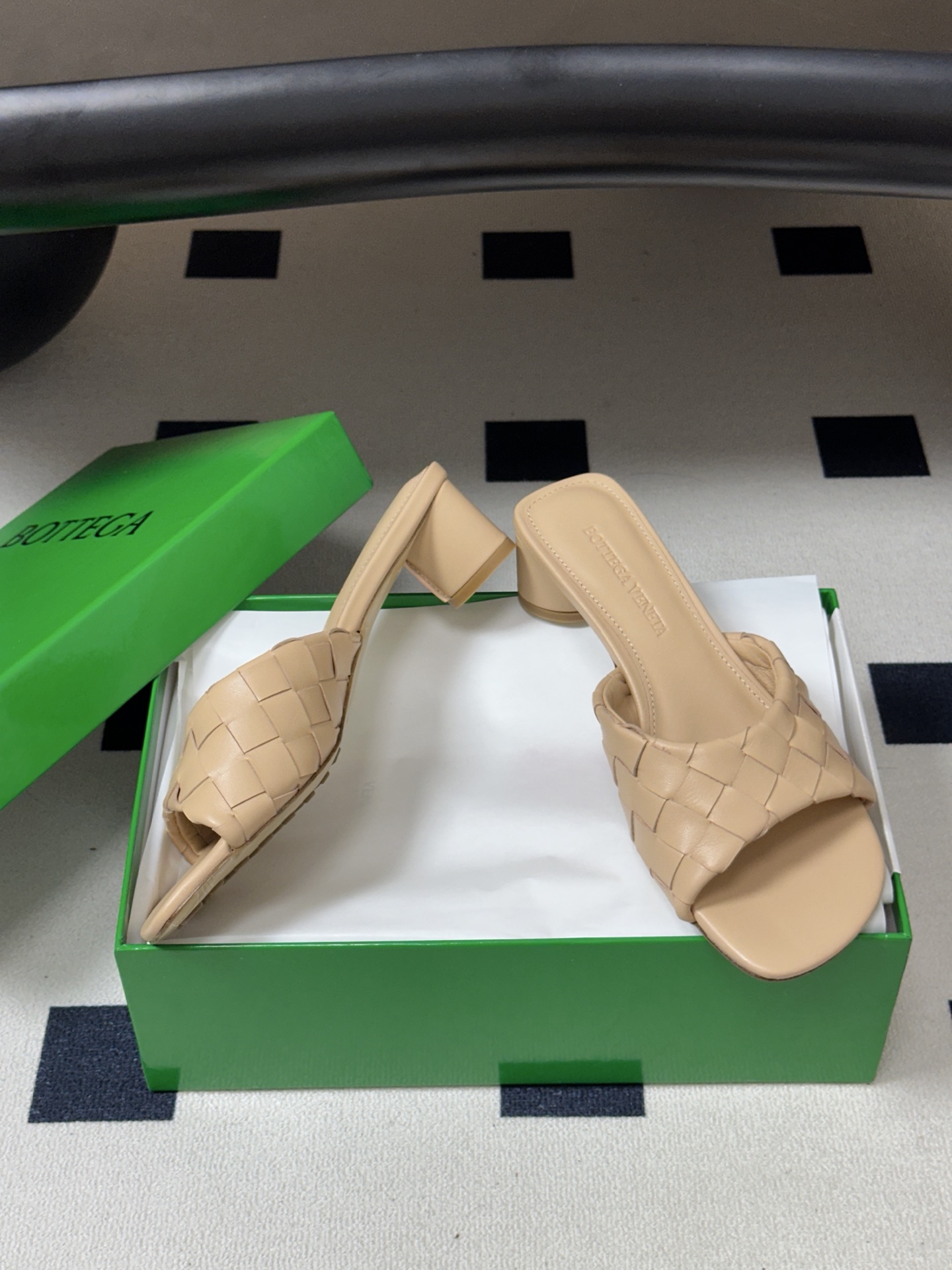 顶级品质 BOTTEGA VENETA 葆蝶家 2026夏季新款 BV Livia穆勒编织凉拖鞋鱼嘴小矮跟凉拖鞋 经典I 顶级品质 BOTTEGA VENETA 葆蝶家 2026夏季新款 BV Livia穆勒编织凉拖鞋鱼嘴小矮跟凉拖鞋 经典I