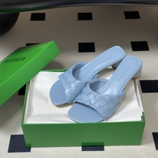 顶级品质 BOTTEGA VENETA 葆蝶家 2026夏季新款 BV Livia穆勒编织凉拖鞋鱼嘴小矮跟凉拖鞋 经典I 顶级品质 BOTTEGA VENETA 葆蝶家 2026夏季新款 BV Livia穆勒编织凉拖鞋鱼嘴小矮跟凉拖鞋 经典I