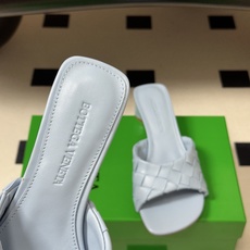 顶级品质 BOTTEGA VENETA 葆蝶家 2026夏季新款 BV Livia穆勒编织凉拖鞋鱼嘴小矮跟凉拖鞋 经典I 顶级品质 BOTTEGA VENETA 葆蝶家 2026夏季新款 BV Livia穆勒编织凉拖鞋鱼嘴小矮跟凉拖鞋 经典I