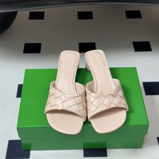 顶级品质 BOTTEGA VENETA 葆蝶家 2026夏季新款 BV Livia穆勒编织凉拖鞋鱼嘴小矮跟凉拖鞋 经典I 顶级品质 BOTTEGA VENETA 葆蝶家 2026夏季新款 BV Livia穆勒编织凉拖鞋鱼嘴小矮跟凉拖鞋 经典I