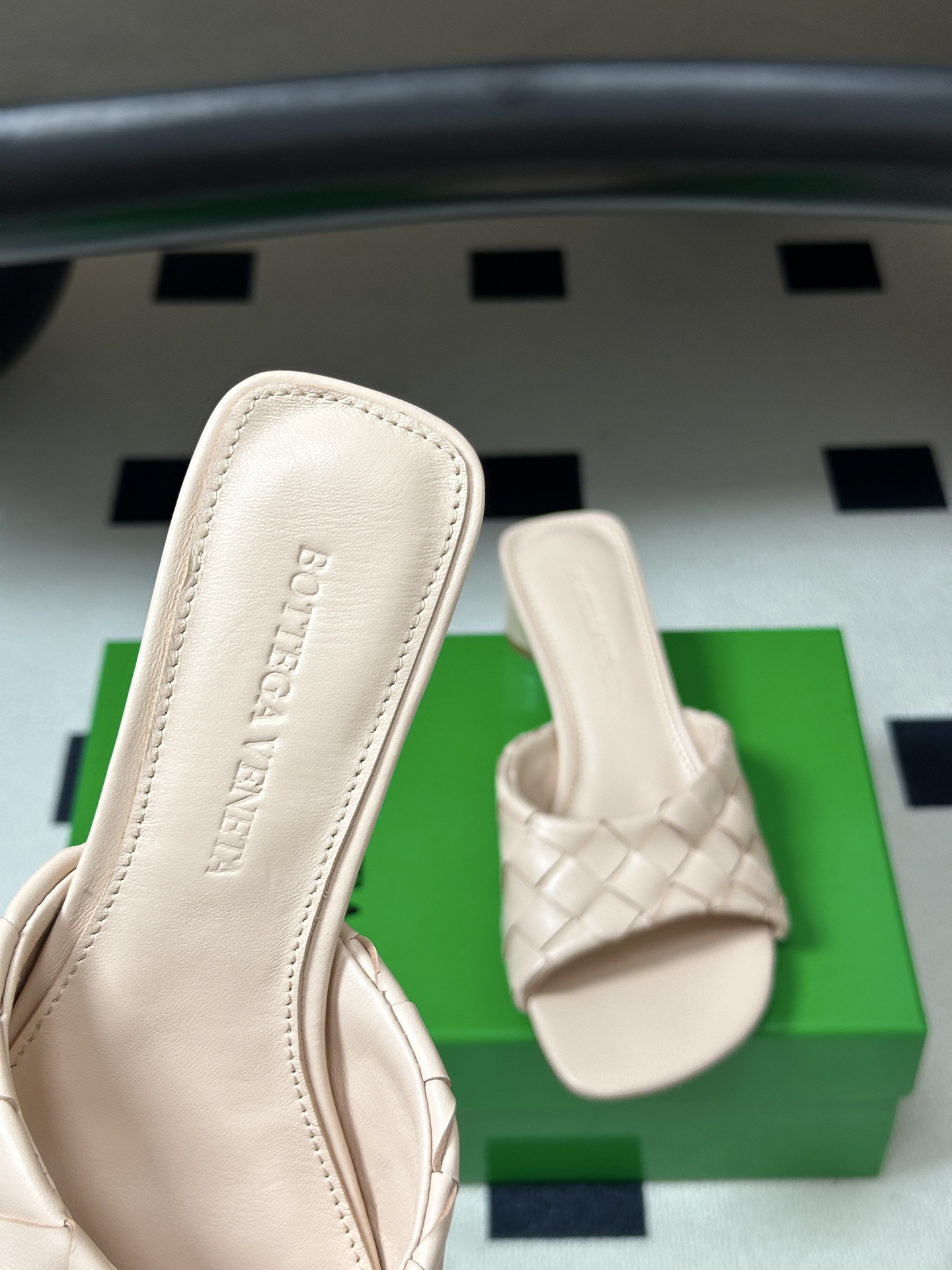 顶级品质 BOTTEGA VENETA 葆蝶家 2026夏季新款 BV Livia穆勒编织凉拖鞋鱼嘴小矮跟凉拖鞋 经典I 顶级品质 BOTTEGA VENETA 葆蝶家 2026夏季新款 BV Livia穆勒编织凉拖鞋鱼嘴小矮跟凉拖鞋 经典I