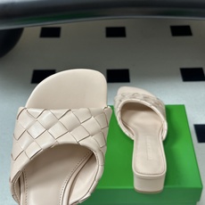 顶级品质 BOTTEGA VENETA 葆蝶家 2026夏季新款 BV Livia穆勒编织凉拖鞋鱼嘴小矮跟凉拖鞋 经典I 顶级品质 BOTTEGA VENETA 葆蝶家 2026夏季新款 BV Livia穆勒编织凉拖鞋鱼嘴小矮跟凉拖鞋 经典I