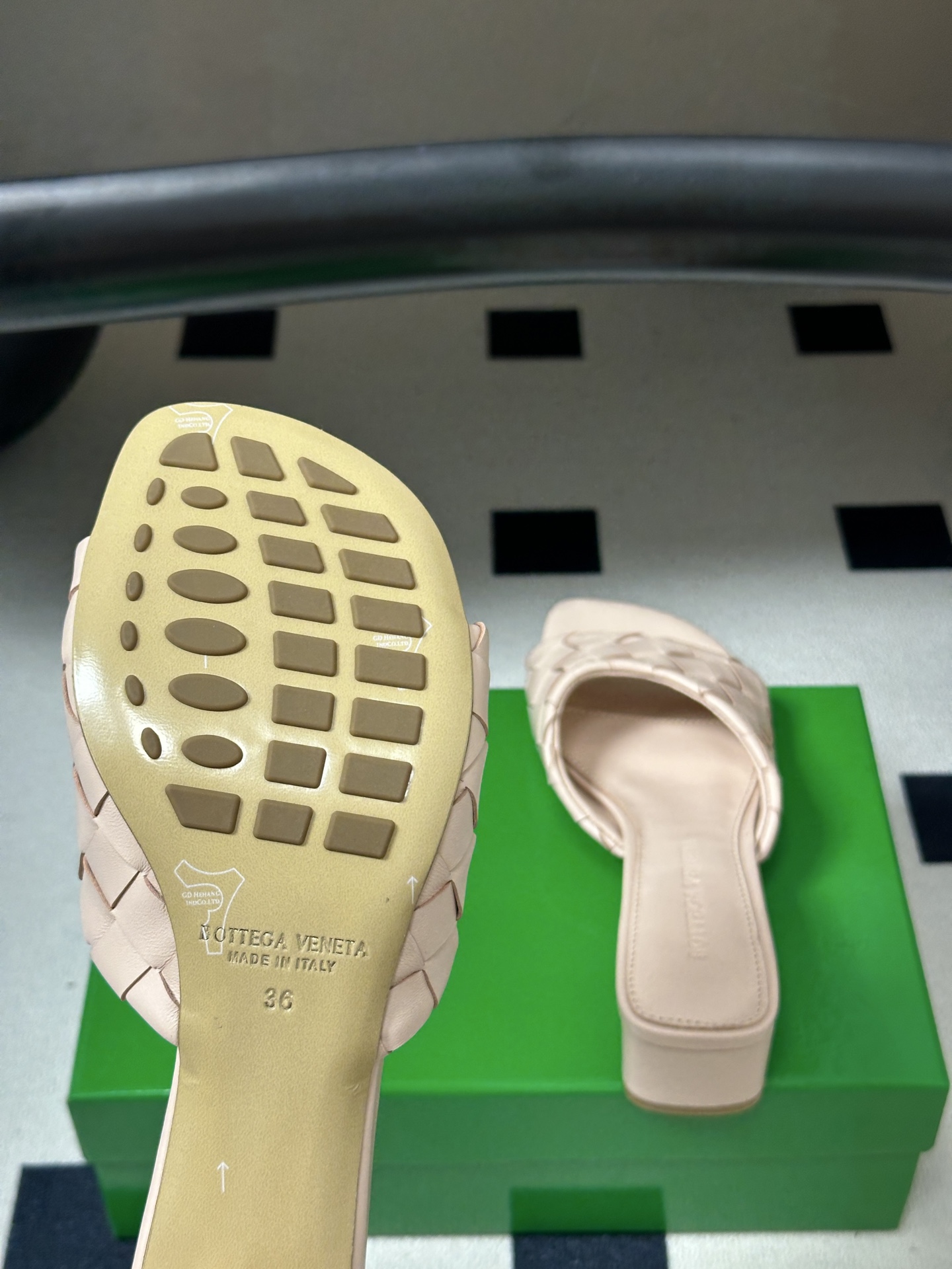 顶级品质 BOTTEGA VENETA 葆蝶家 2026夏季新款 BV Livia穆勒编织凉拖鞋鱼嘴小矮跟凉拖鞋 经典I 顶级品质 BOTTEGA VENETA 葆蝶家 2026夏季新款 BV Livia穆勒编织凉拖鞋鱼嘴小矮跟凉拖鞋 经典I