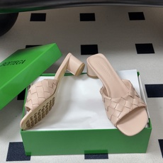 顶级品质 BOTTEGA VENETA 葆蝶家 2026夏季新款 BV Livia穆勒编织凉拖鞋鱼嘴小矮跟凉拖鞋 经典I 顶级品质 BOTTEGA VENETA 葆蝶家 2026夏季新款 BV Livia穆勒编织凉拖鞋鱼嘴小矮跟凉拖鞋 经典I