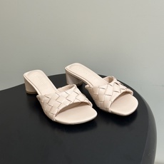 顶级品质 BOTTEGA VENETA 葆蝶家 2026夏季新款 BV Livia穆勒编织凉拖鞋鱼嘴小矮跟凉拖鞋 经典I 顶级品质 BOTTEGA VENETA 葆蝶家 2026夏季新款 BV Livia穆勒编织凉拖鞋鱼嘴小矮跟凉拖鞋 经典I