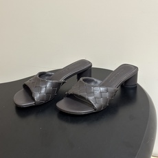 顶级品质 BOTTEGA VENETA 葆蝶家 2026夏季新款 BV Livia穆勒编织凉拖鞋鱼嘴小矮跟凉拖鞋 经典I 顶级品质 BOTTEGA VENETA 葆蝶家 2026夏季新款 BV Livia穆勒编织凉拖鞋鱼嘴小矮跟凉拖鞋 经典I
