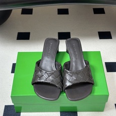 顶级品质 BOTTEGA VENETA 葆蝶家 2026夏季新款 BV Livia穆勒编织凉拖鞋鱼嘴小矮跟凉拖鞋 经典I 顶级品质 BOTTEGA VENETA 葆蝶家 2026夏季新款 BV Livia穆勒编织凉拖鞋鱼嘴小矮跟凉拖鞋 经典I