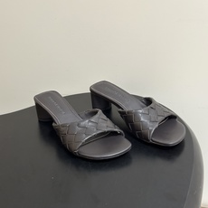 顶级品质 BOTTEGA VENETA 葆蝶家 2026夏季新款 BV Livia穆勒编织凉拖鞋鱼嘴小矮跟凉拖鞋 经典I 顶级品质 BOTTEGA VENETA 葆蝶家 2026夏季新款 BV Livia穆勒编织凉拖鞋鱼嘴小矮跟凉拖鞋 经典I