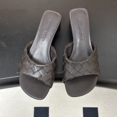 顶级品质 BOTTEGA VENETA 葆蝶家 2026夏季新款 BV Livia穆勒编织凉拖鞋鱼嘴小矮跟凉拖鞋 经典I 顶级品质 BOTTEGA VENETA 葆蝶家 2026夏季新款 BV Livia穆勒编织凉拖鞋鱼嘴小矮跟凉拖鞋 经典I