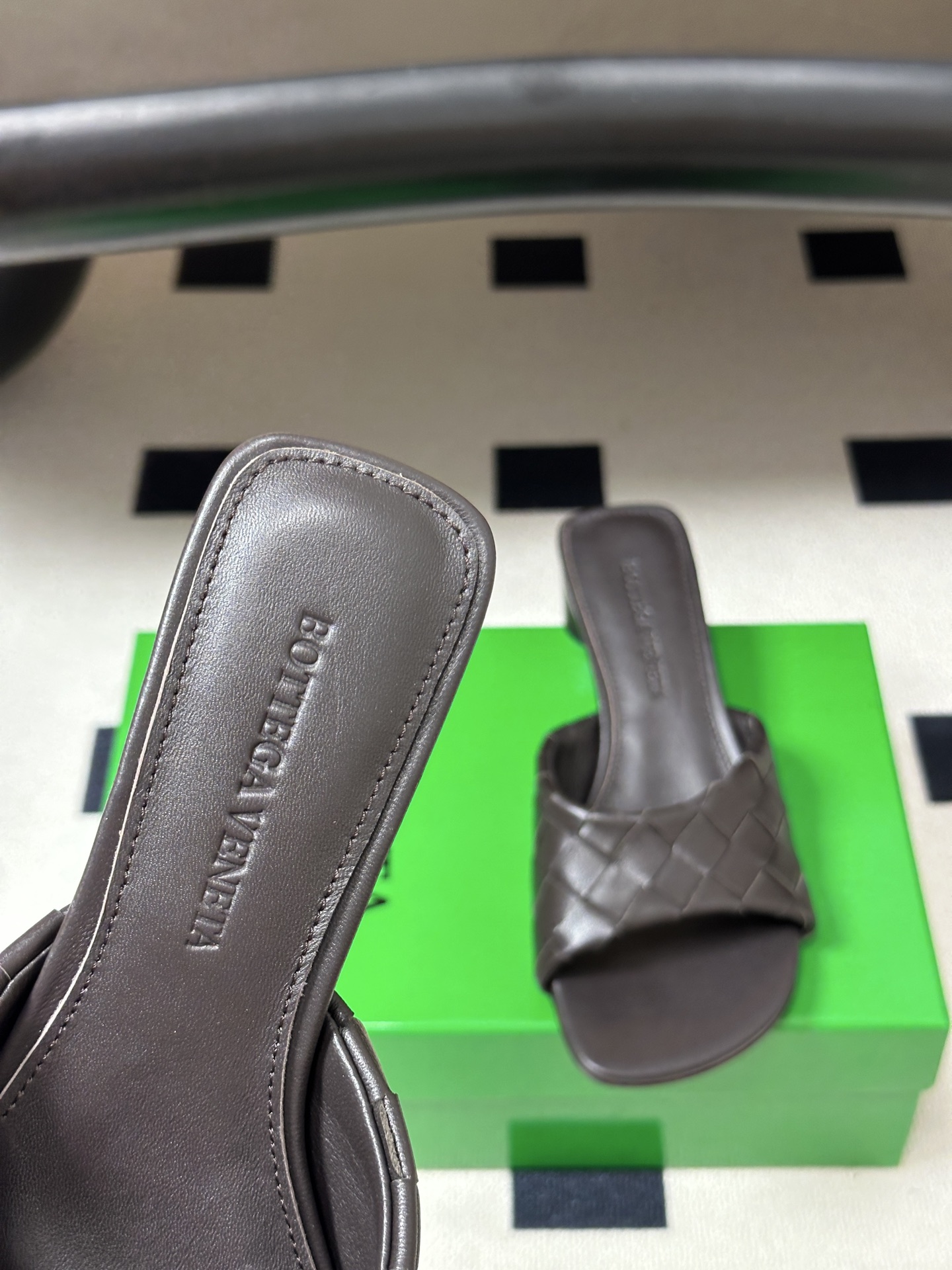 顶级品质 BOTTEGA VENETA 葆蝶家 2026夏季新款 BV Livia穆勒编织凉拖鞋鱼嘴小矮跟凉拖鞋 经典I 顶级品质 BOTTEGA VENETA 葆蝶家 2026夏季新款 BV Livia穆勒编织凉拖鞋鱼嘴小矮跟凉拖鞋 经典I
