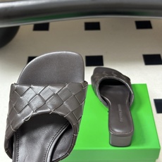 顶级品质 BOTTEGA VENETA 葆蝶家 2026夏季新款 BV Livia穆勒编织凉拖鞋鱼嘴小矮跟凉拖鞋 经典I 顶级品质 BOTTEGA VENETA 葆蝶家 2026夏季新款 BV Livia穆勒编织凉拖鞋鱼嘴小矮跟凉拖鞋 经典I