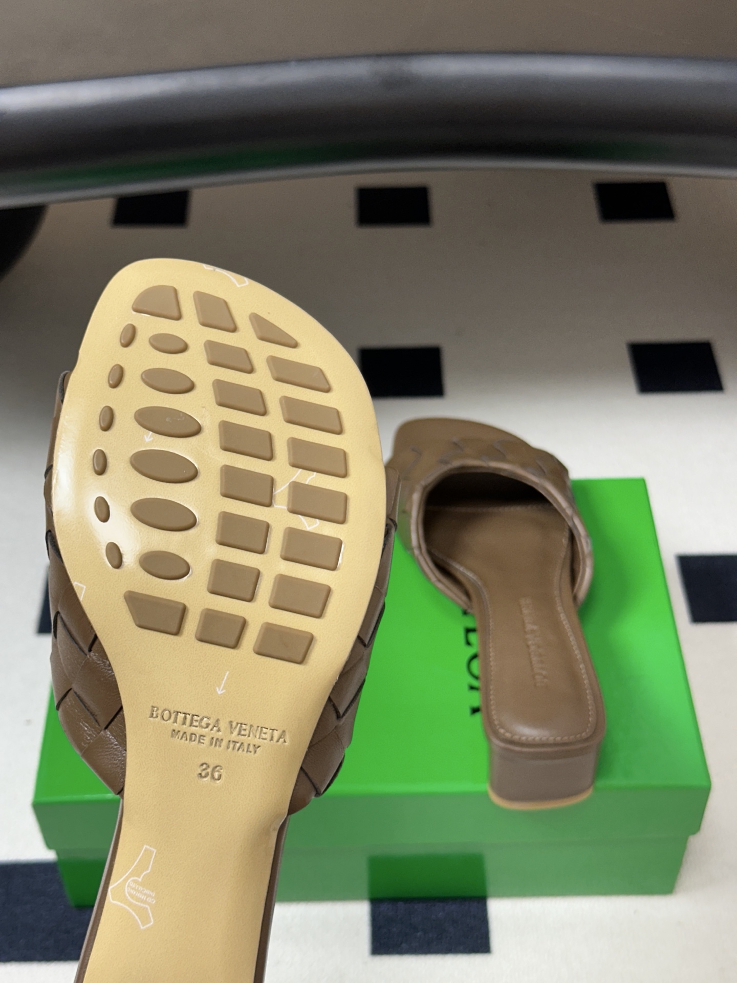 顶级品质 BOTTEGA VENETA 葆蝶家 2026夏季新款 BV Livia穆勒编织凉拖鞋鱼嘴小矮跟凉拖鞋 经典I 顶级品质 BOTTEGA VENETA 葆蝶家 2026夏季新款 BV Livia穆勒编织凉拖鞋鱼嘴小矮跟凉拖鞋 经典I