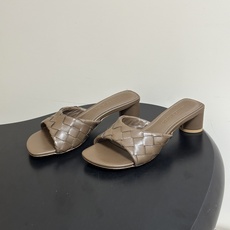 顶级品质 BOTTEGA VENETA 葆蝶家 2026夏季新款 BV Livia穆勒编织凉拖鞋鱼嘴小矮跟凉拖鞋 经典I 顶级品质 BOTTEGA VENETA 葆蝶家 2026夏季新款 BV Livia穆勒编织凉拖鞋鱼嘴小矮跟凉拖鞋 经典I