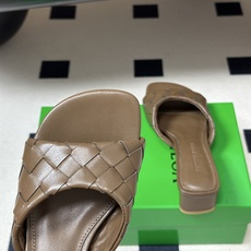 顶级品质 BOTTEGA VENETA 葆蝶家 2026夏季新款 BV Livia穆勒编织凉拖鞋鱼嘴小矮跟凉拖鞋 经典I 顶级品质 BOTTEGA VENETA 葆蝶家 2026夏季新款 BV Livia穆勒编织凉拖鞋鱼嘴小矮跟凉拖鞋 经典I