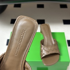 顶级品质 BOTTEGA VENETA 葆蝶家 2026夏季新款 BV Livia穆勒编织凉拖鞋鱼嘴小矮跟凉拖鞋 经典I 顶级品质 BOTTEGA VENETA 葆蝶家 2026夏季新款 BV Livia穆勒编织凉拖鞋鱼嘴小矮跟凉拖鞋 经典I