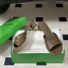 顶级品质 BOTTEGA VENETA 葆蝶家 2026夏季新款 BV Livia穆勒编织凉拖鞋鱼嘴小矮跟凉拖鞋 经典I 顶级品质 BOTTEGA VENETA 葆蝶家 2026夏季新款 BV Livia穆勒编织凉拖鞋鱼嘴小矮跟凉拖鞋 经典I