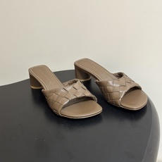 顶级品质 BOTTEGA VENETA 葆蝶家 2026夏季新款 BV Livia穆勒编织凉拖鞋鱼嘴小矮跟凉拖鞋 经典I 顶级品质 BOTTEGA VENETA 葆蝶家 2026夏季新款 BV Livia穆勒编织凉拖鞋鱼嘴小矮跟凉拖鞋 经典I