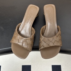 顶级品质 BOTTEGA VENETA 葆蝶家 2026夏季新款 BV Livia穆勒编织凉拖鞋鱼嘴小矮跟凉拖鞋 经典I 顶级品质 BOTTEGA VENETA 葆蝶家 2026夏季新款 BV Livia穆勒编织凉拖鞋鱼嘴小矮跟凉拖鞋 经典I