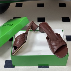 顶级品质 BOTTEGA VENETA 葆蝶家 2026夏季新款 BV Livia穆勒编织凉拖鞋鱼嘴小矮跟凉拖鞋 经典I 顶级品质 BOTTEGA VENETA 葆蝶家 2026夏季新款 BV Livia穆勒编织凉拖鞋鱼嘴小矮跟凉拖鞋 经典I
